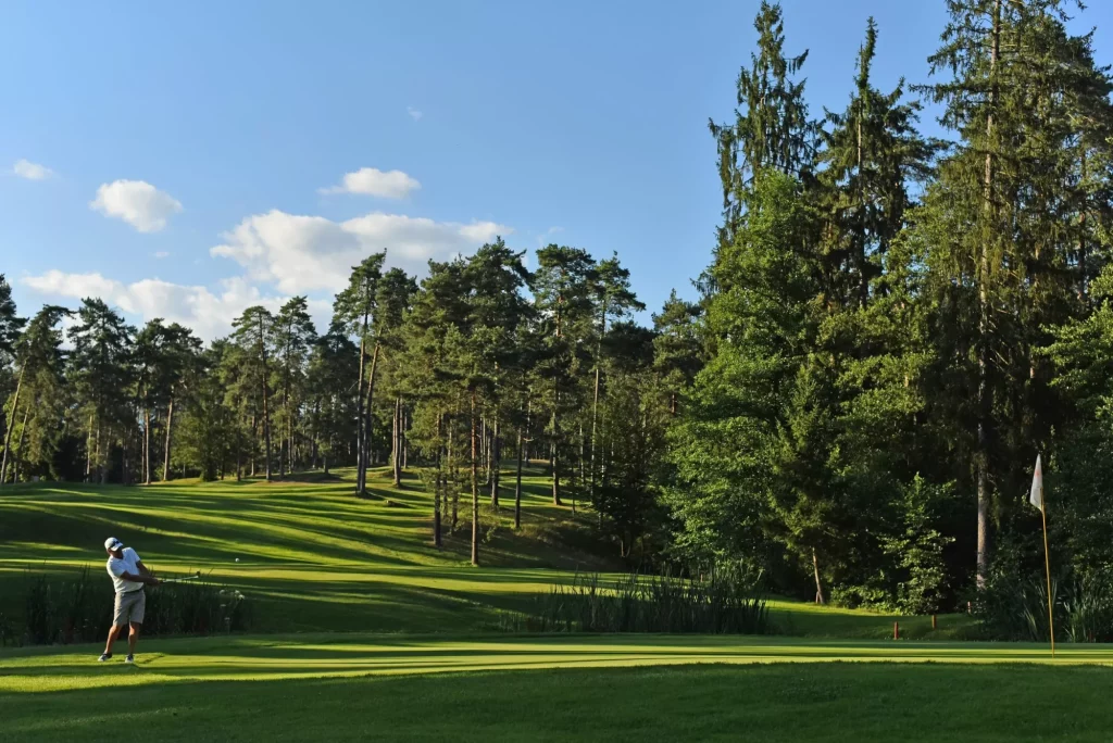 Golfin pelaaminen Arboretumissa