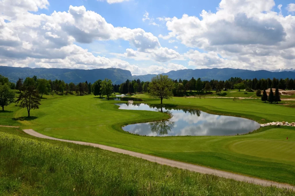 Grønne omgivelser på Bled Royal golfbane