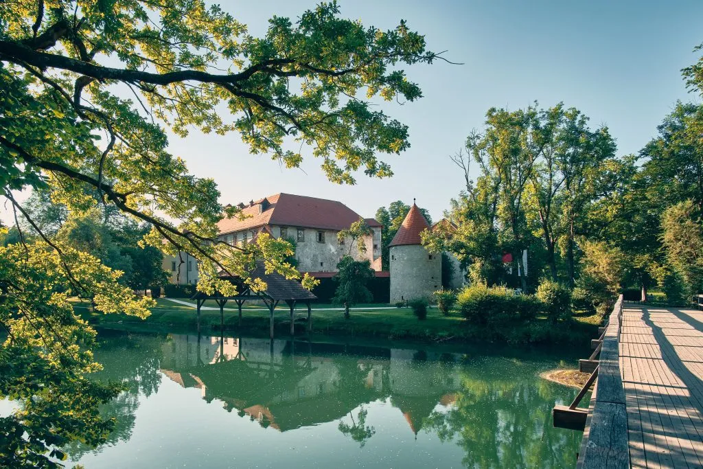 Otocecin linna lähellä Krka-jokea - Slovenia