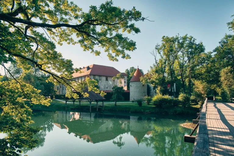 slottet Otocec nära floden Krka - Slovenien
