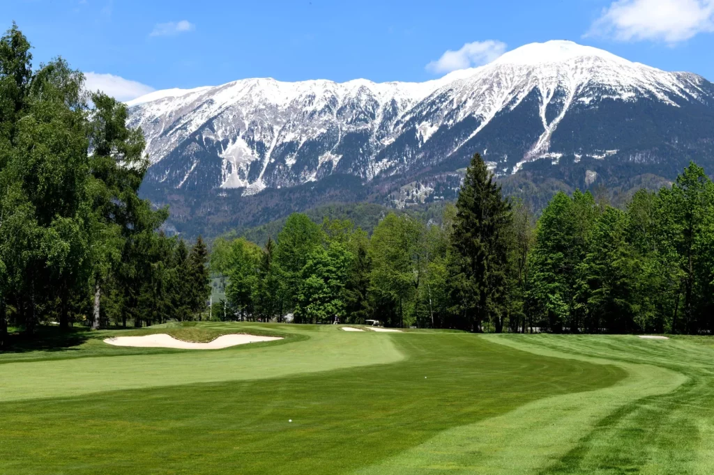 Blick auf die schneebedeckten Berge vom Golfplatz Bled